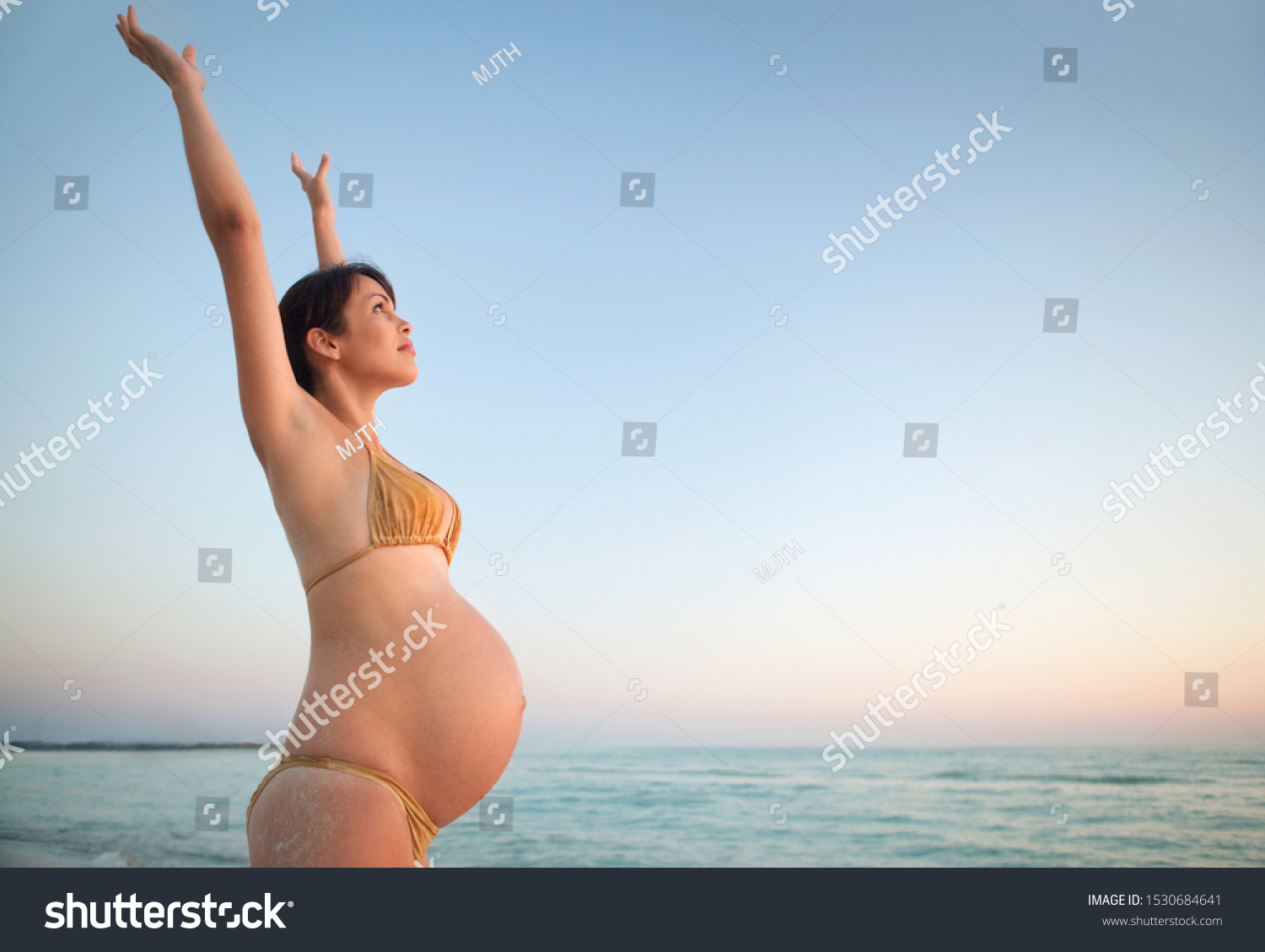 Беременная жена селфится в ванной
