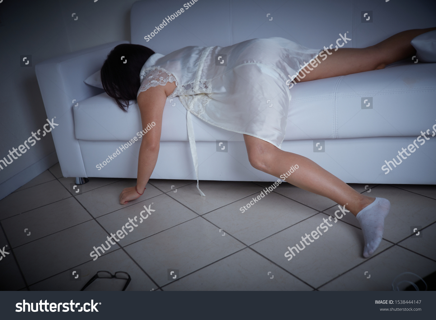 Порочная женщина валяется на диване