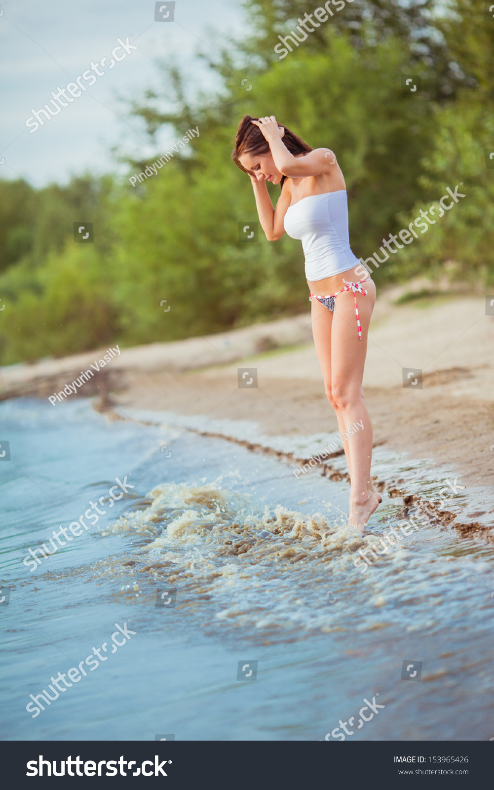 Sexy Woman Wearing Pink Bikini Walking Foto De Stock