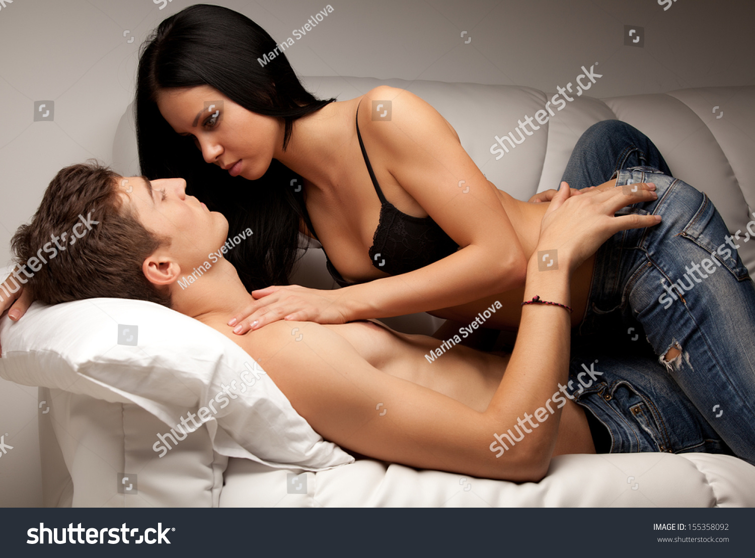 Секс на диване с девушками 