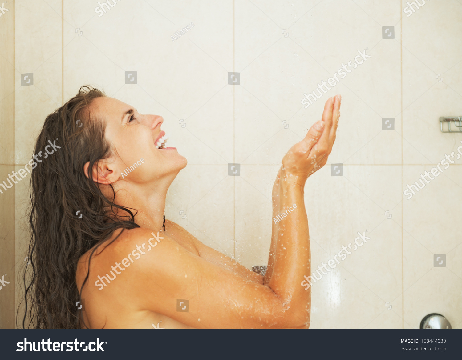 Девушки моются в душе после ебли всех дырок