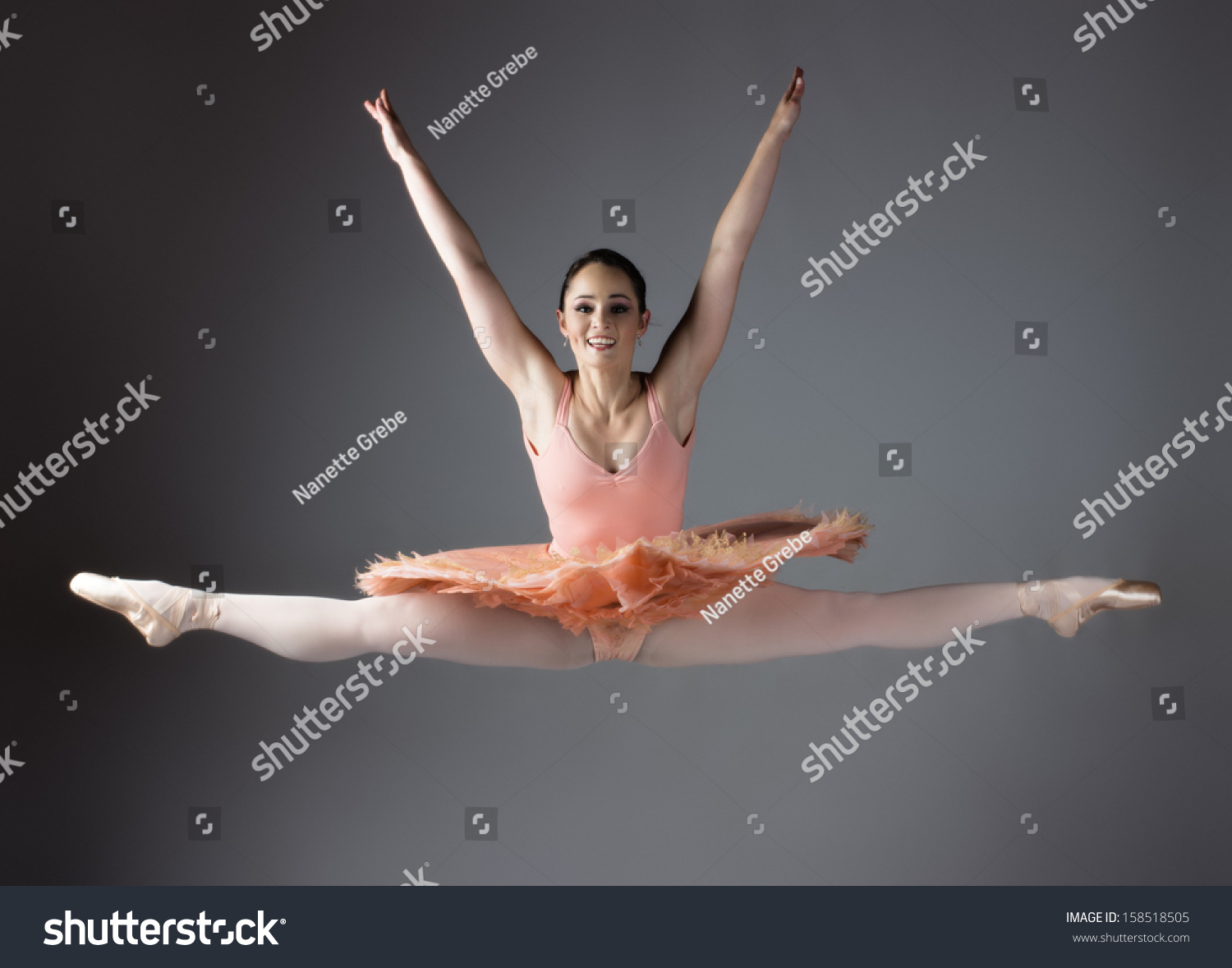 Балерина Жасмин танцует на сцене без трусов - Красивая эротика
