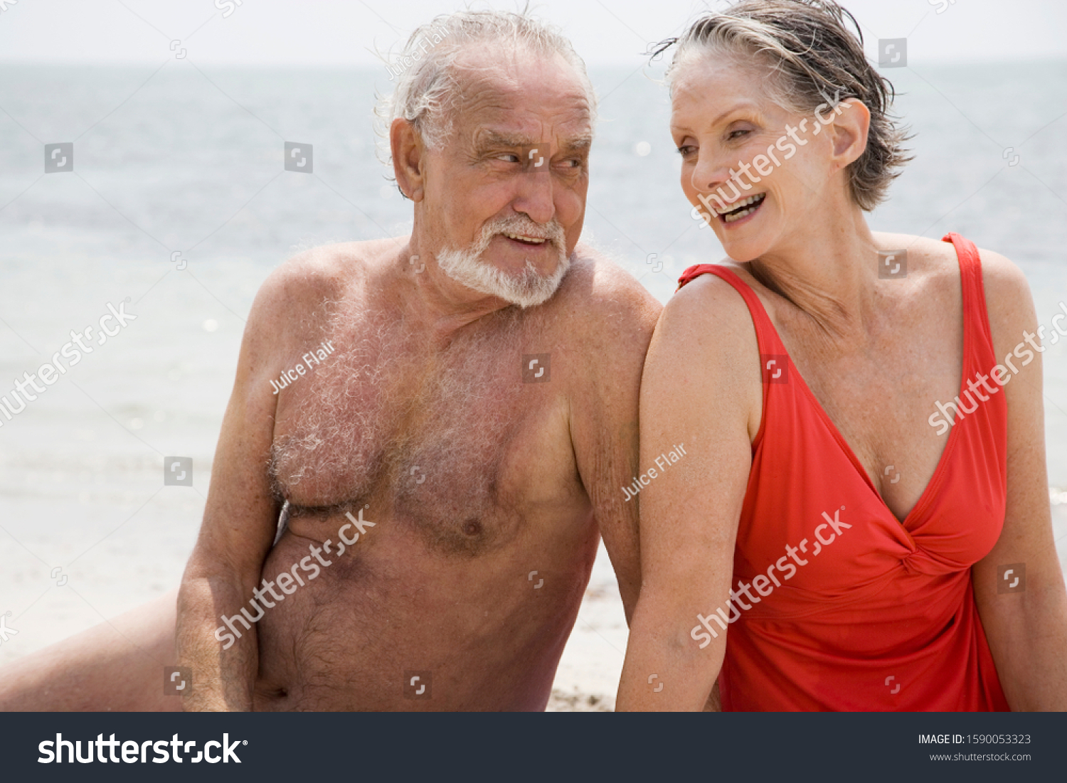Зрелые Пожилые Нудистки На Пляже В Бассейне Фото И Видео