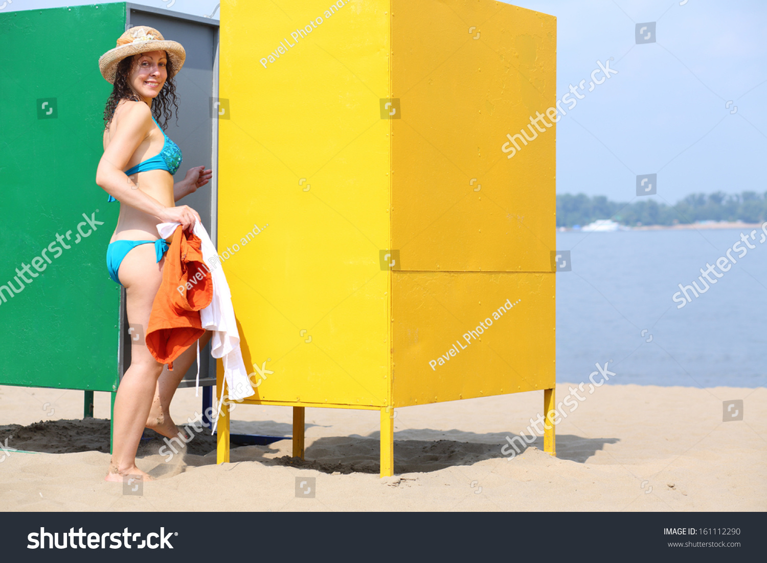 Женщина с красивой грудью в кабинке для переодевания на пляже