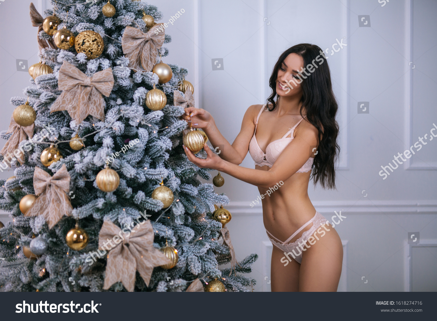 Жена наряжает елку обнаженной фото