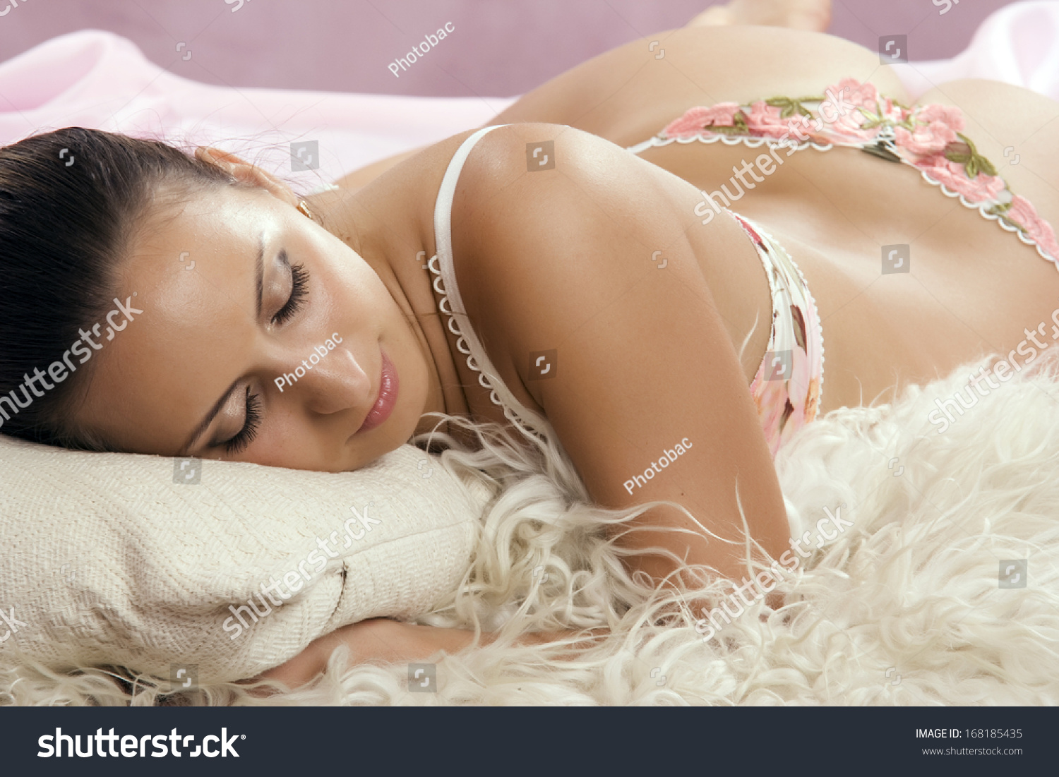 Спящие девушки в белье фото