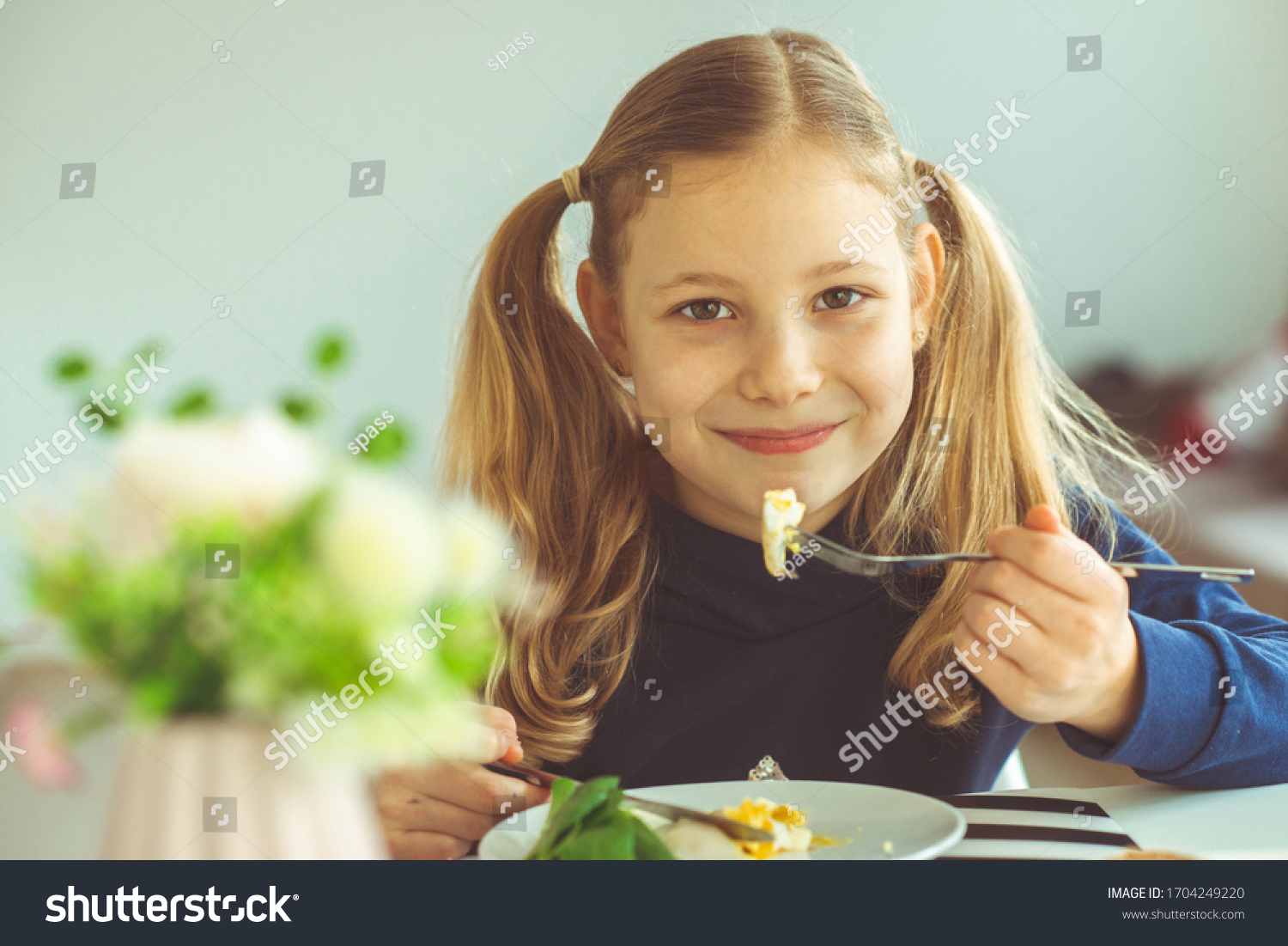 Cuteteen girl eating images