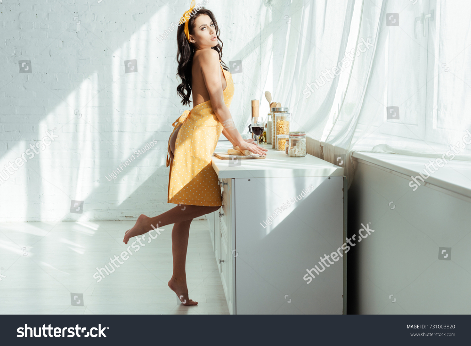 Side View Passionate Naked Woman Apron Foto Stock 1731003820 Shutterstock