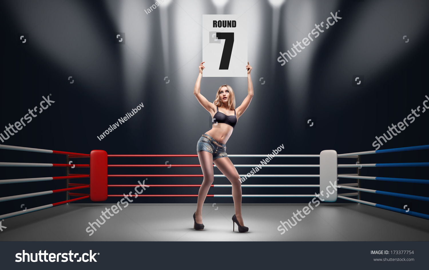 Роскошная блондинка на боксерском ринге без трусиков