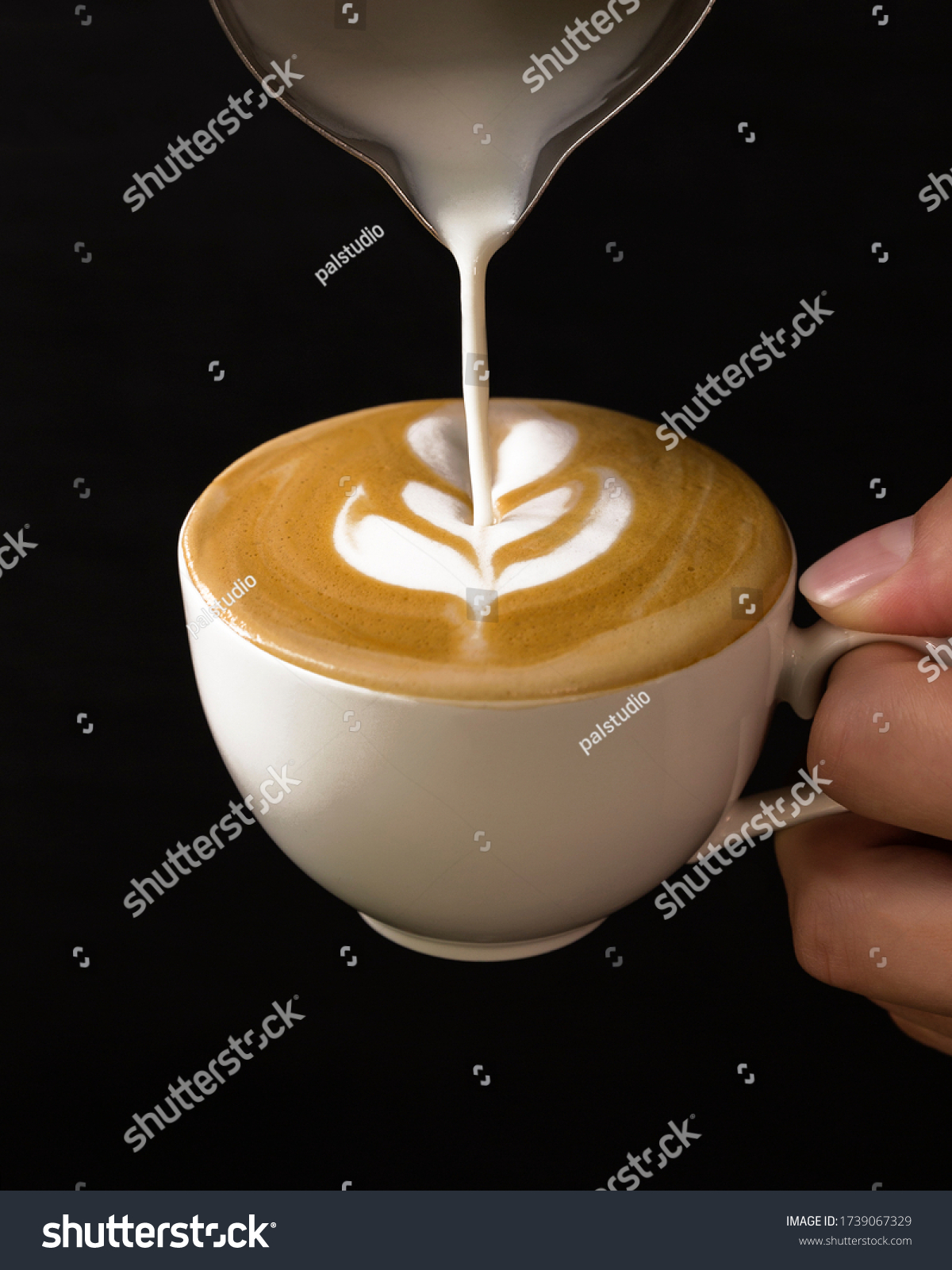 Barista gießt Milch in Kaffee auf Stockfoto 1739067329 Shutterstock