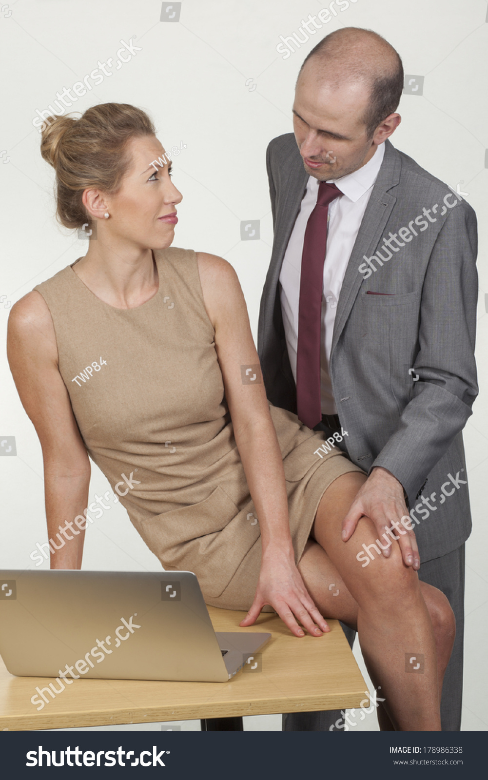 Темнокожая молодая секретарша шалит перед своим боссом