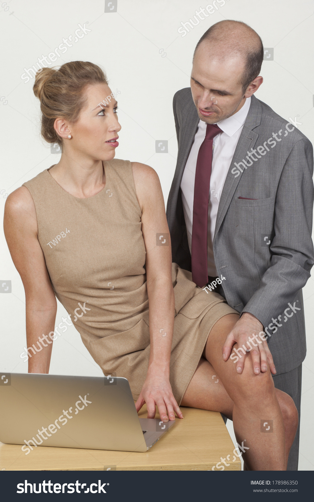 Женщина босс ебется на столе с подчинненым 