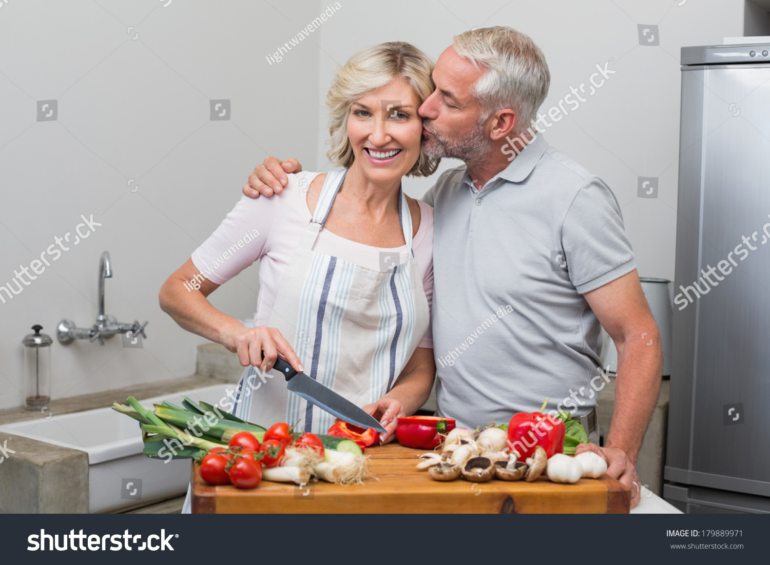 Зрелая пара трахается на кухне гиф