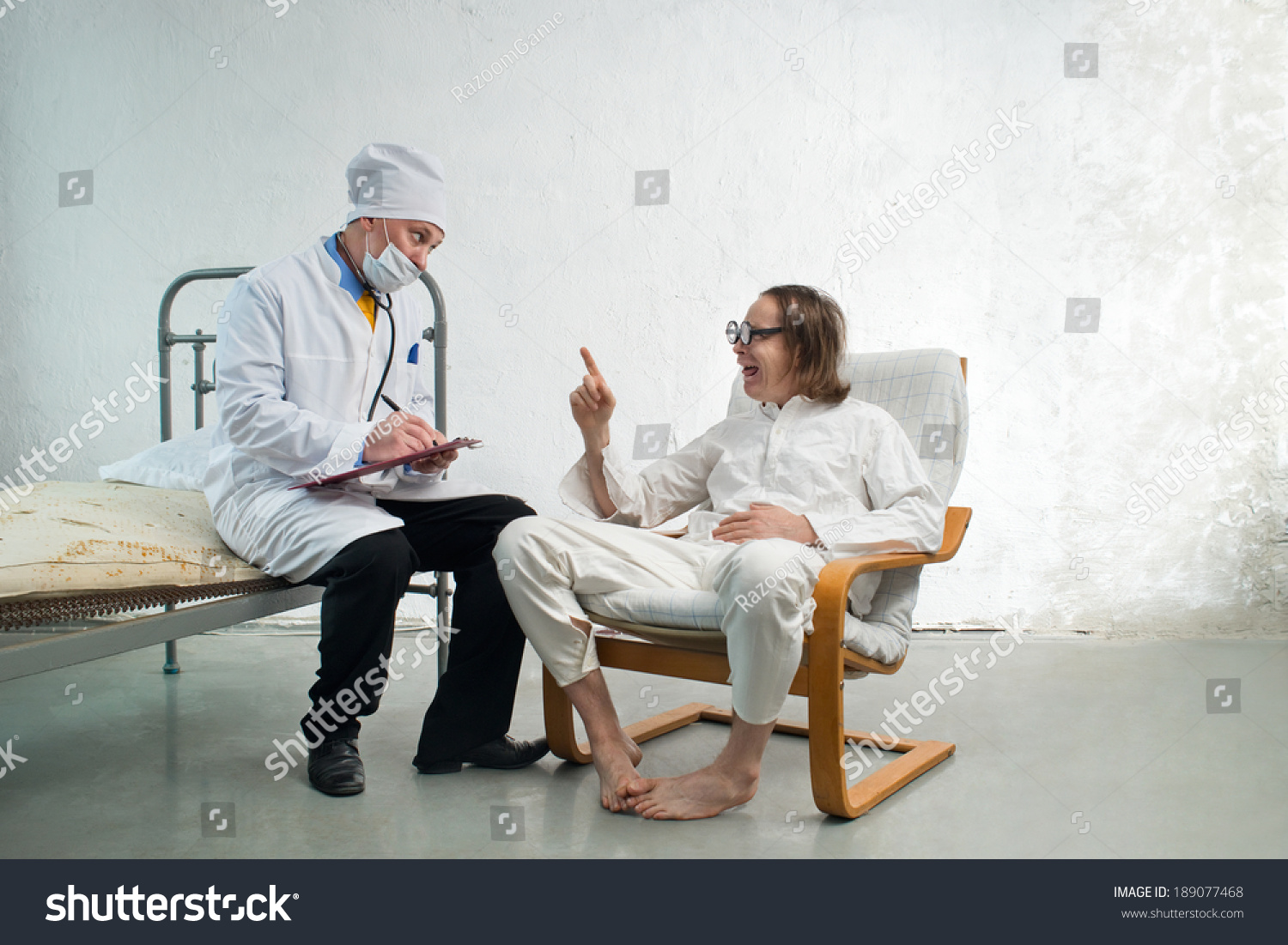 Старый доктор просит студентку снять нижнее белье и проводит полный осмотр