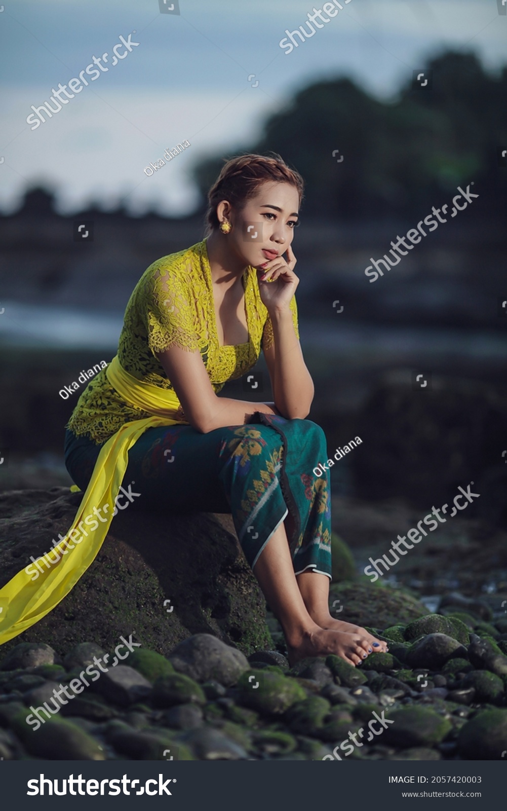 Baliindonesiasaturdayoctober Women Wearing Kebaya Look Very Stock Photo