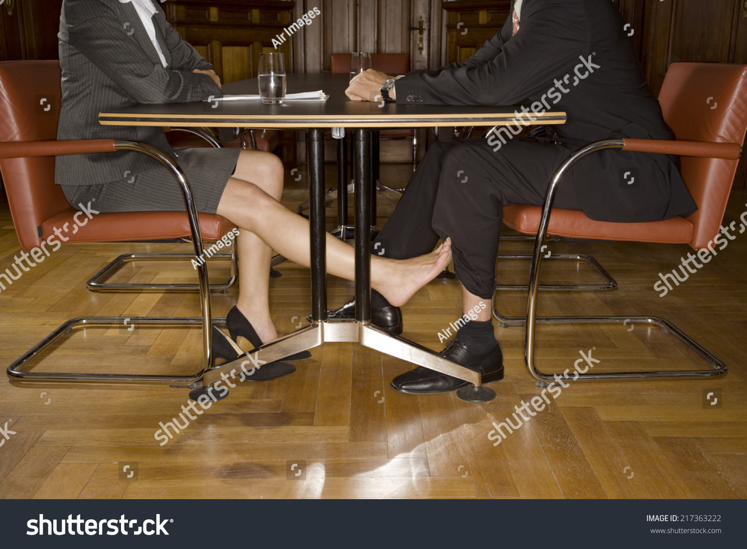 Сосет клиенту под столом