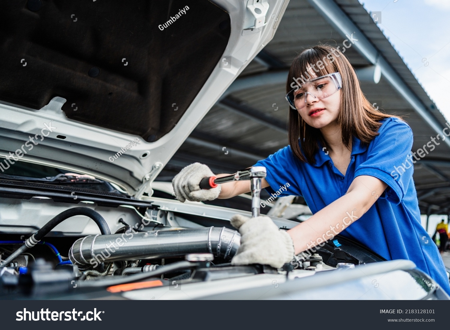 Women Auto Mechanic Repairman Using Socket Stock Photo