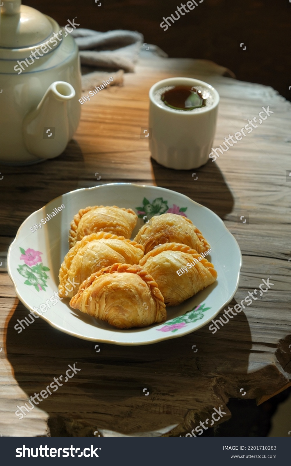 Curry Puffs Karipap Pusing Deep Fried Stock Photo 2201710283 Shutterstock