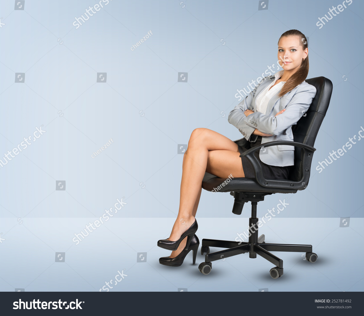 Сидя в офисном кресле жена сняла трусы фото