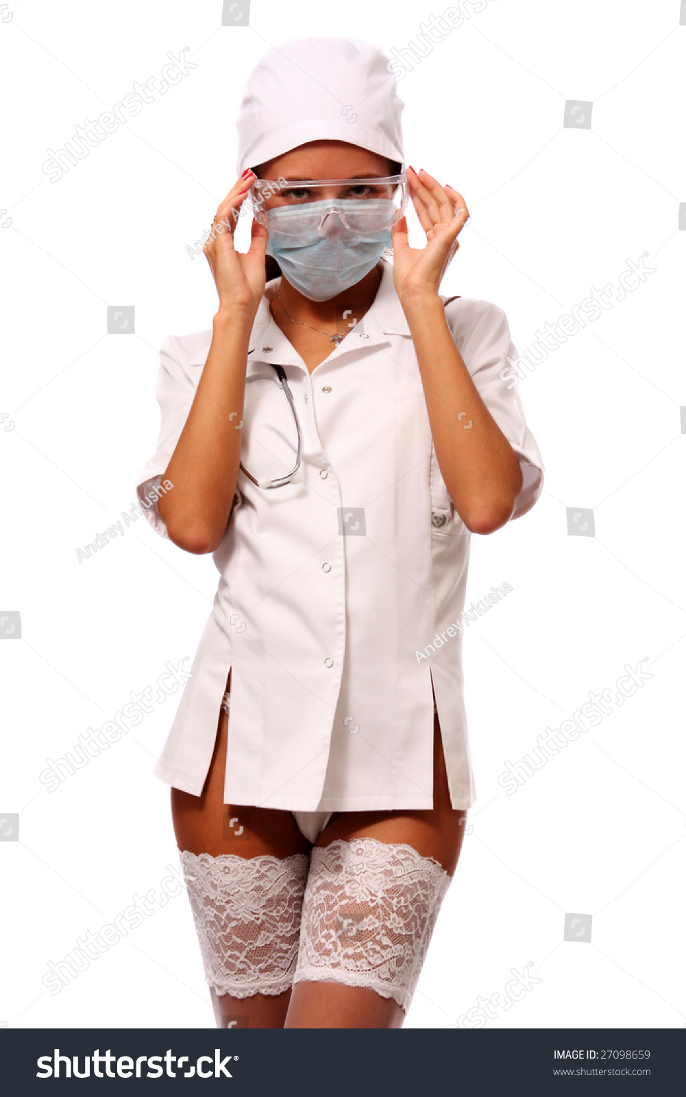 Латиноамериканская медсестра в очках раздевается до чулков в палате