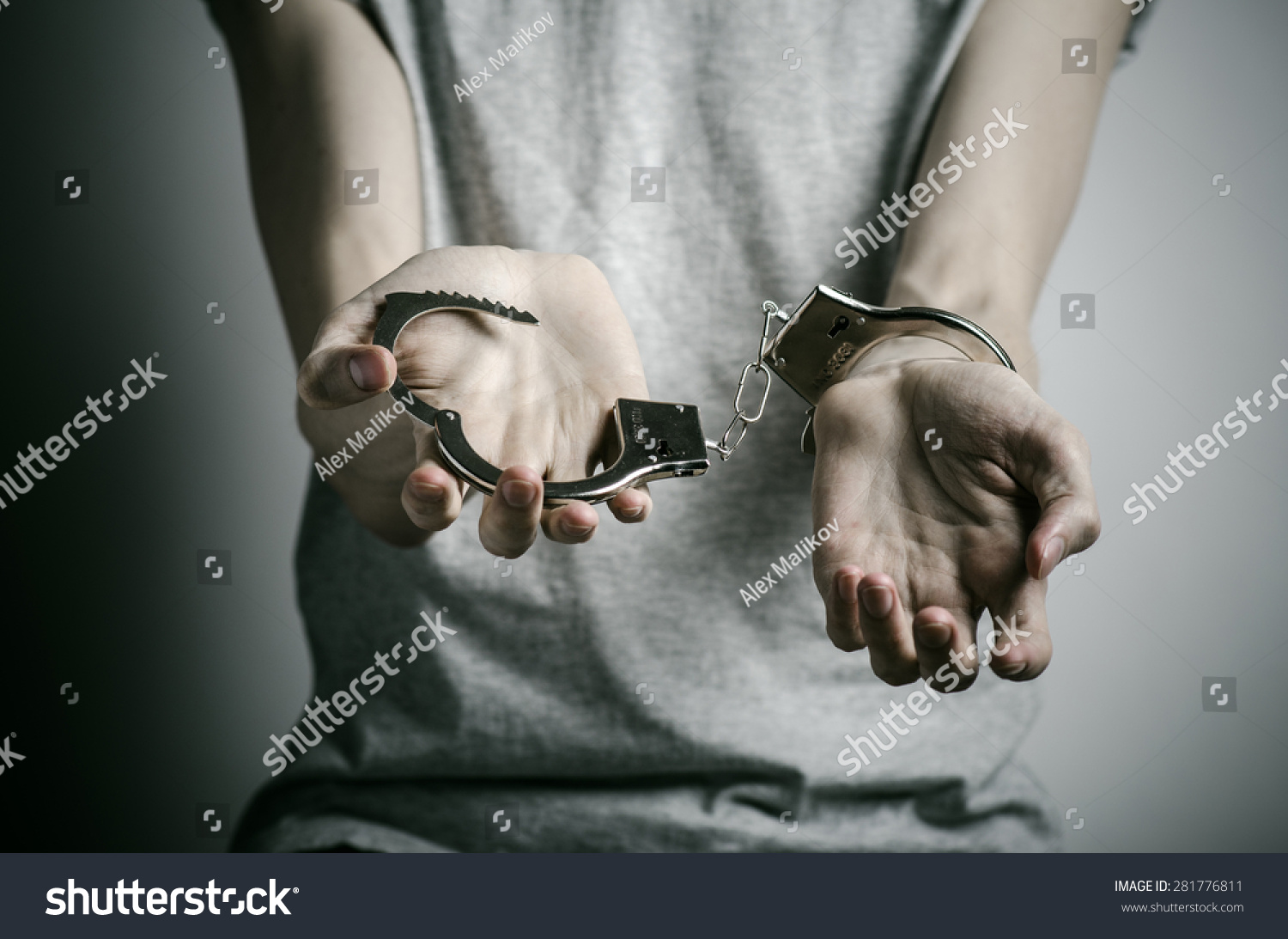 Худышка в наручниках оголяет письку сидя в кресле