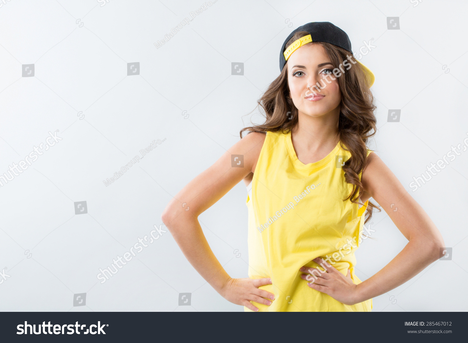 Молодая пилотка девушки в платье