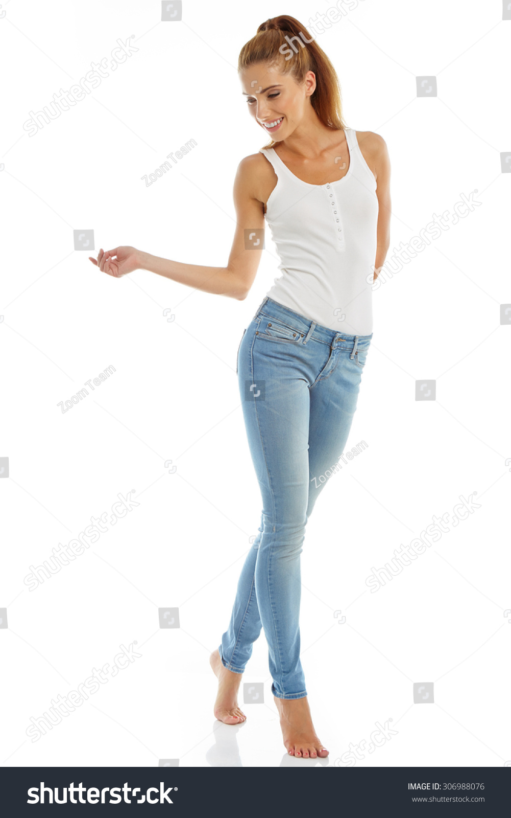 Молодая девушка снимает джинсы и майку