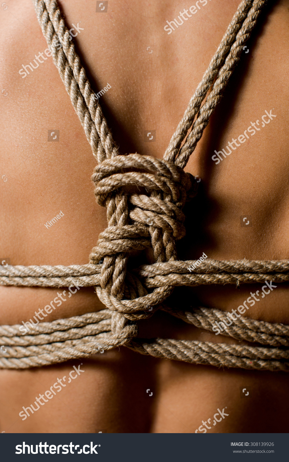 Девушка в чулках и верёвках вместо трусов
