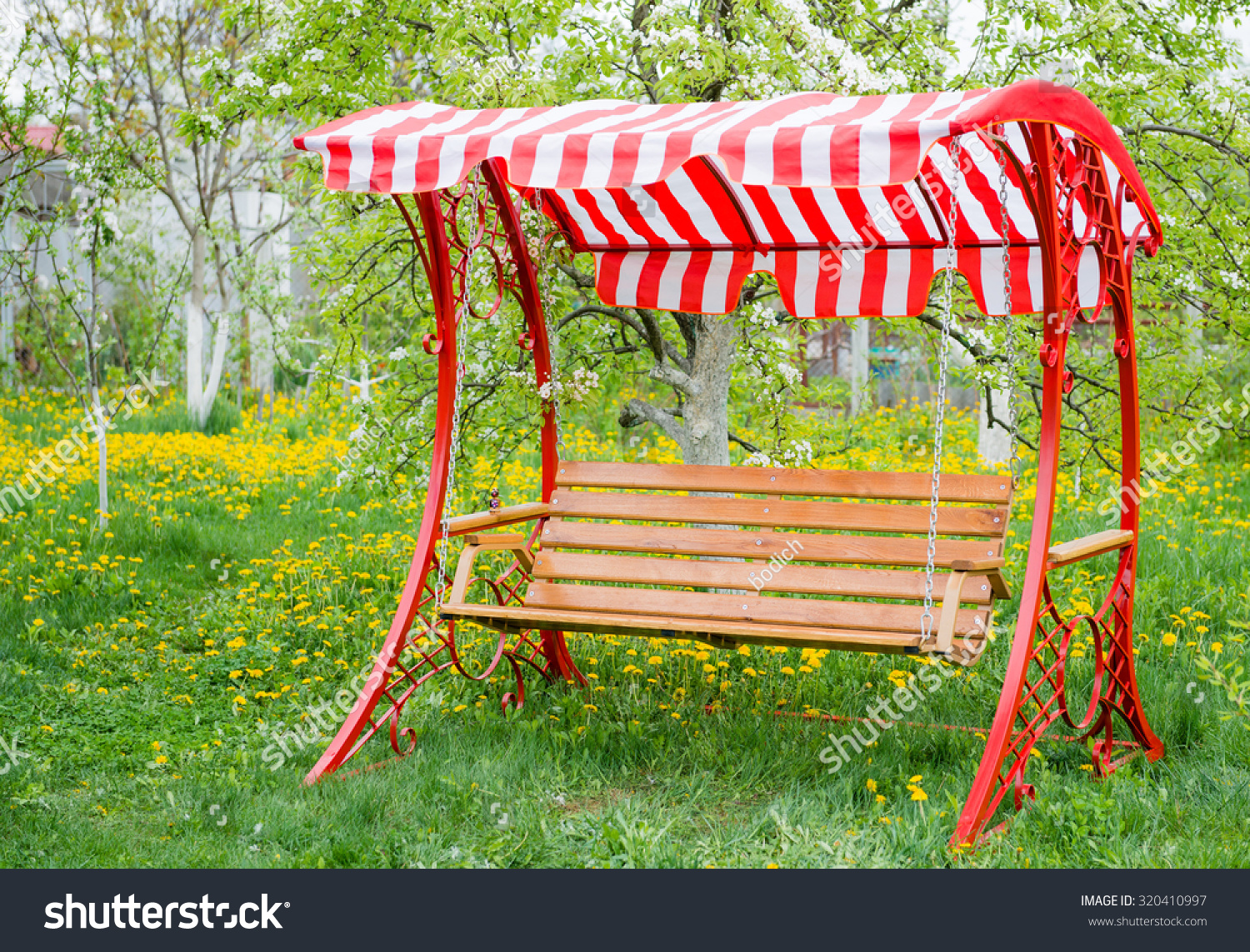 Swinging garden bench