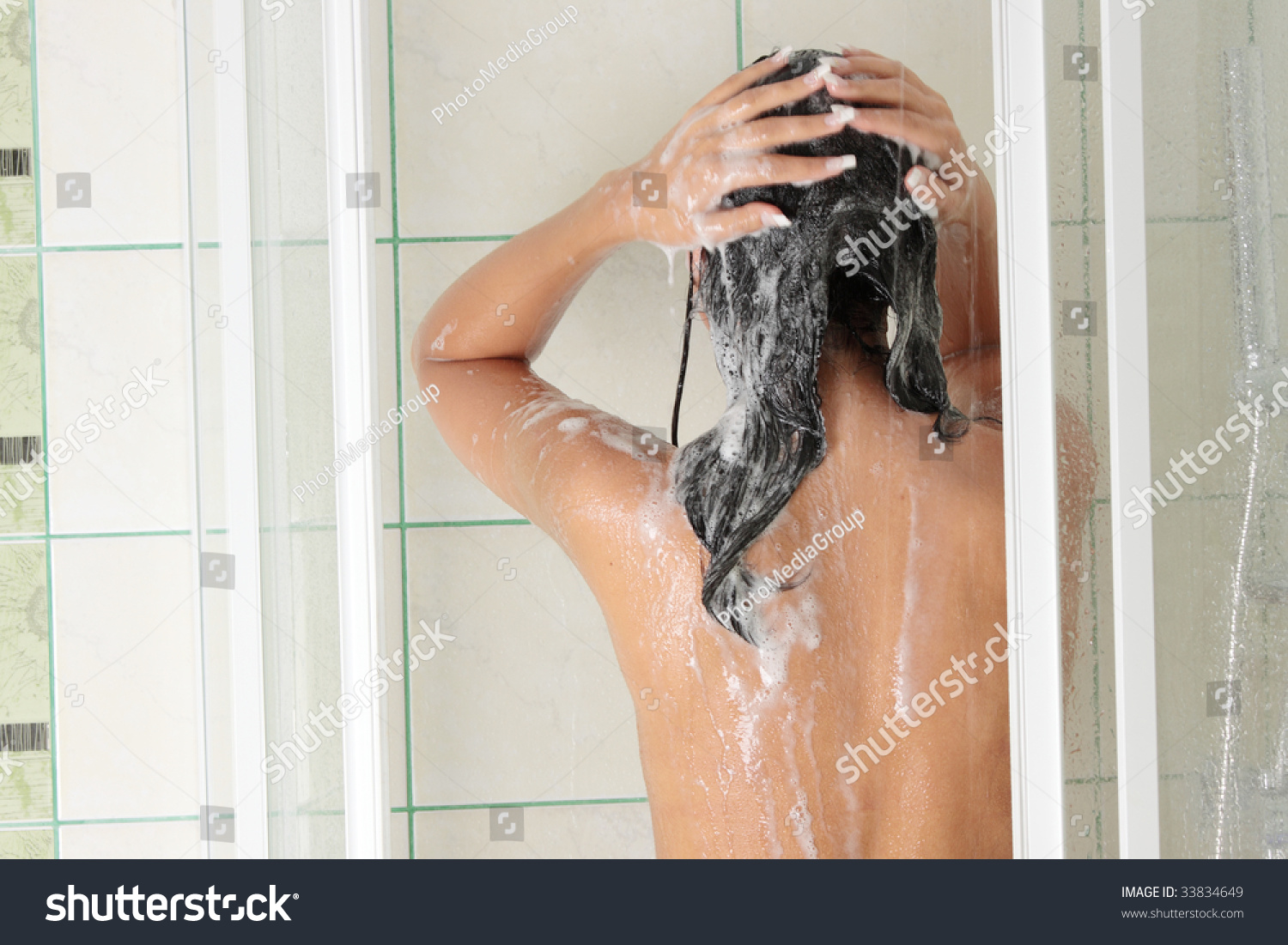 Молодая голая девушка намылилась в ванной