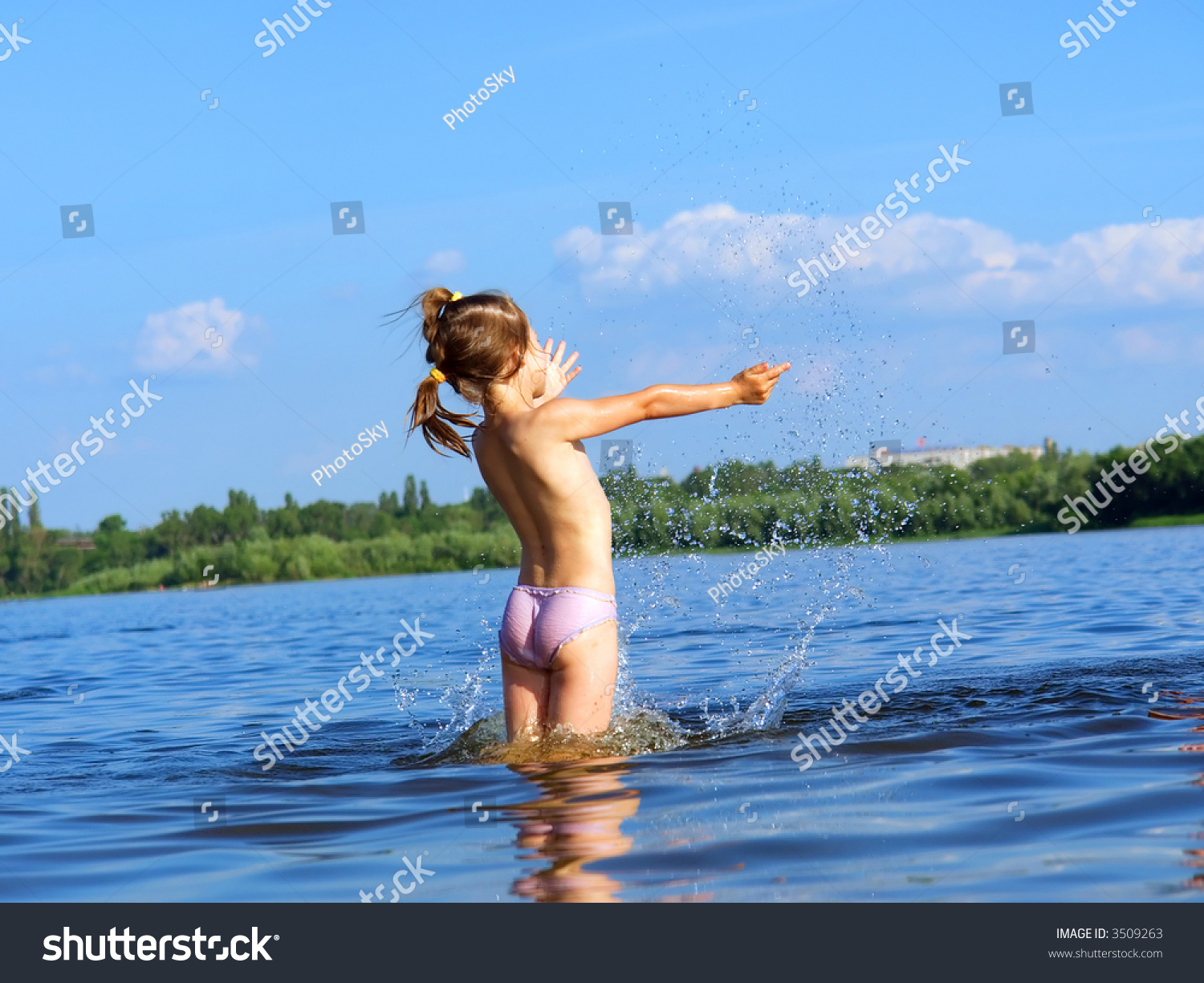 Милашка хвастается наготой на берегу озера