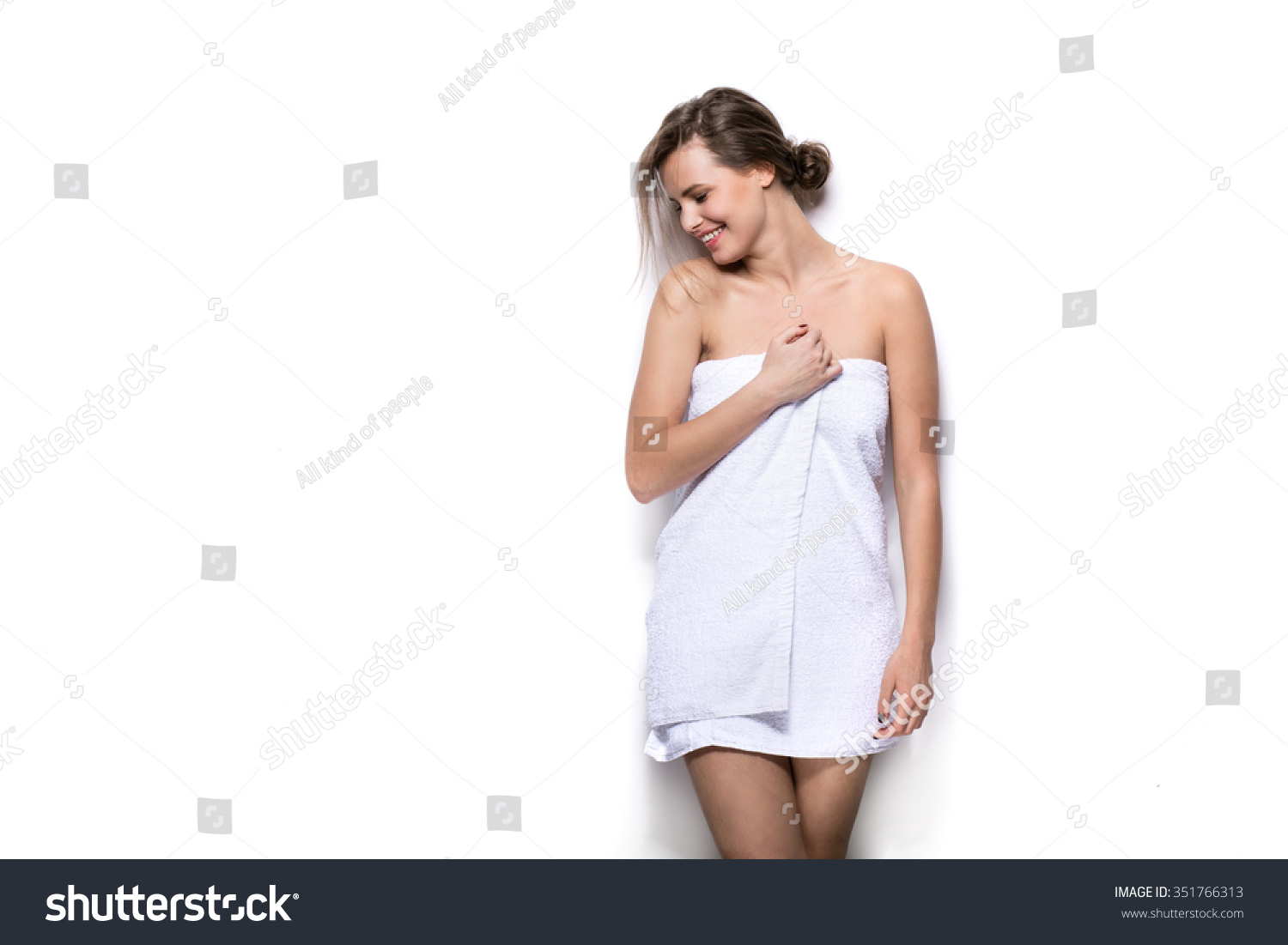 Студентка вышла из душа и вытирается при помощи полотенца