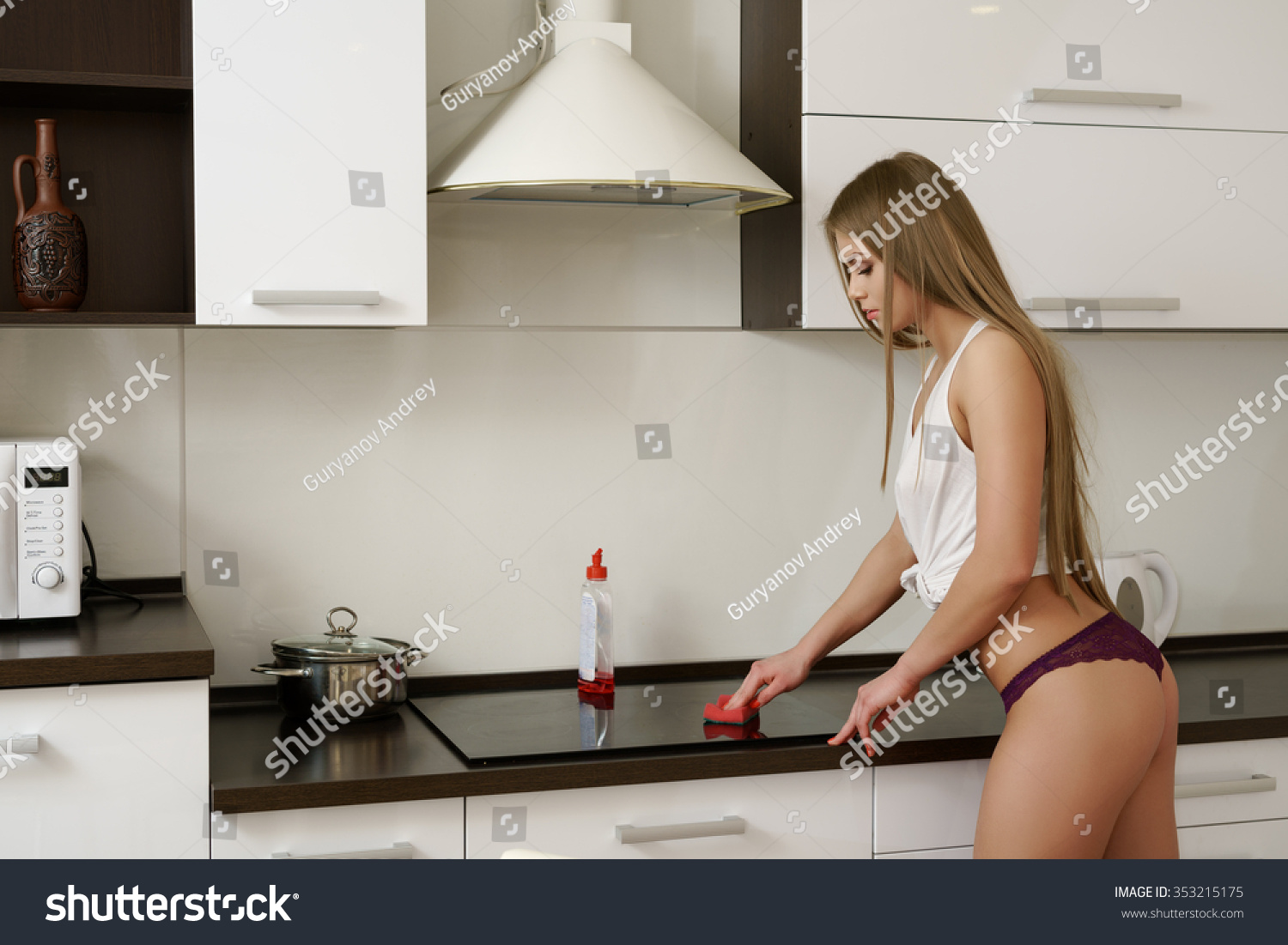 Домохозяйка в одних трусиках фото