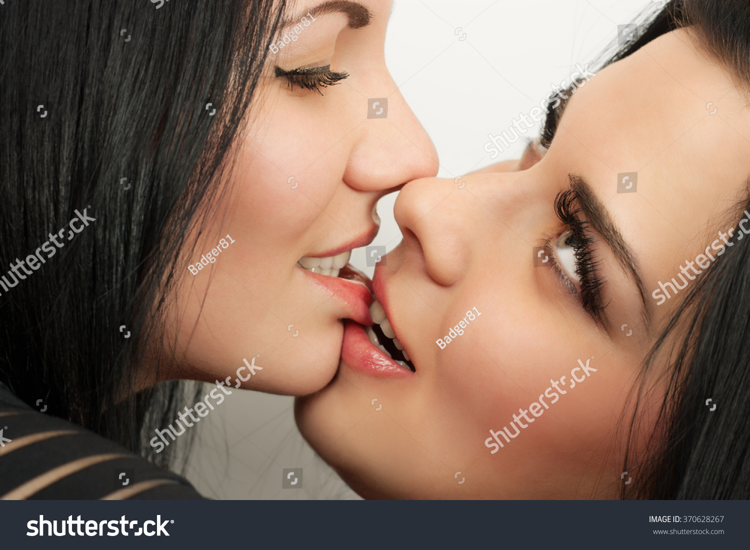 Сексуальная лесбиянка лижет киску своей подружке после душа.