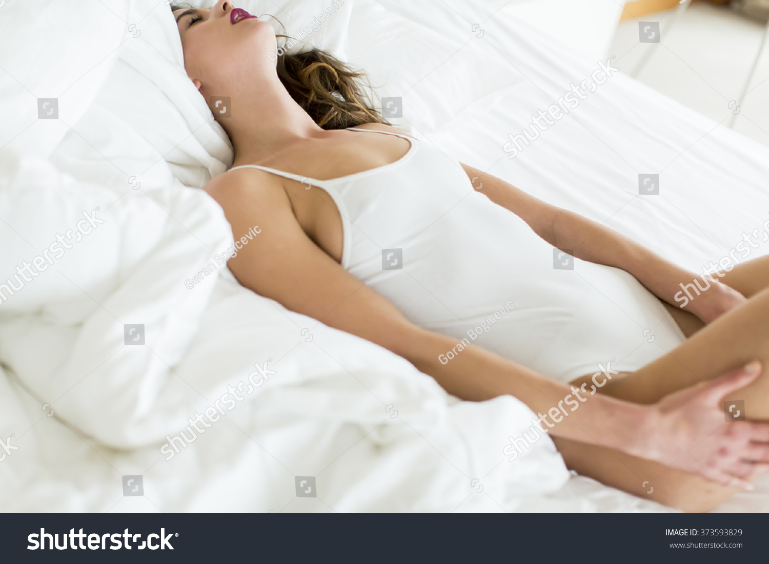Фото большого влагалища женщины на постели