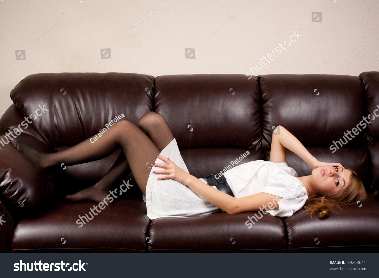 Роскошная леди на кожаном диване