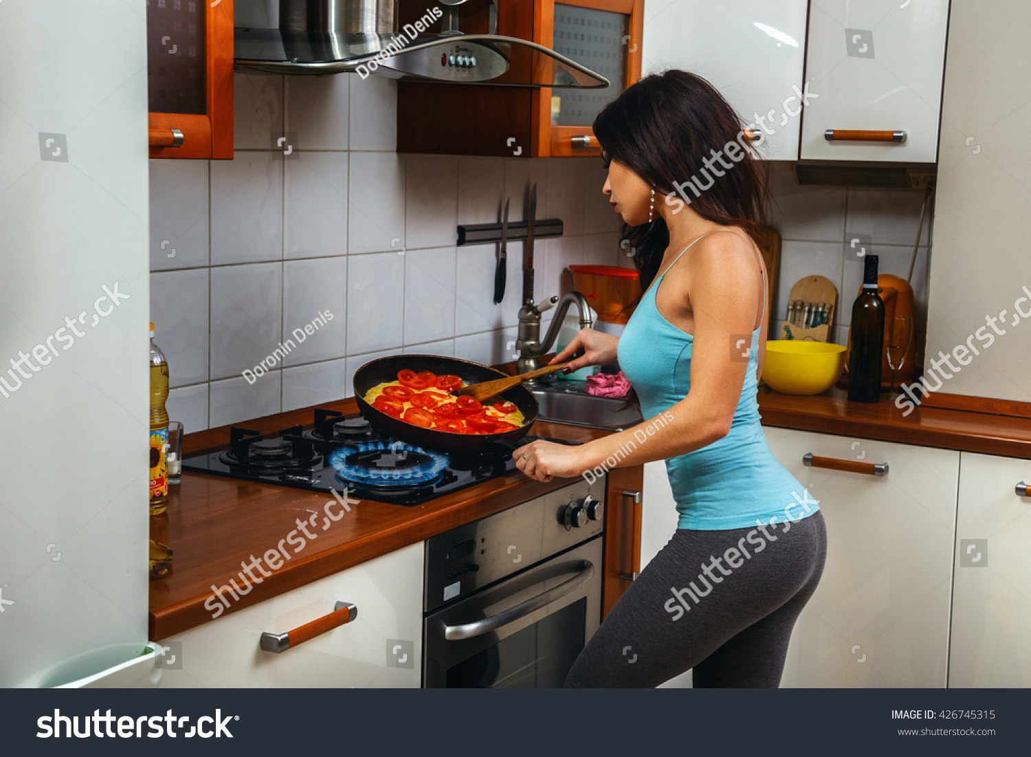 Сексуальная девушка на кухне