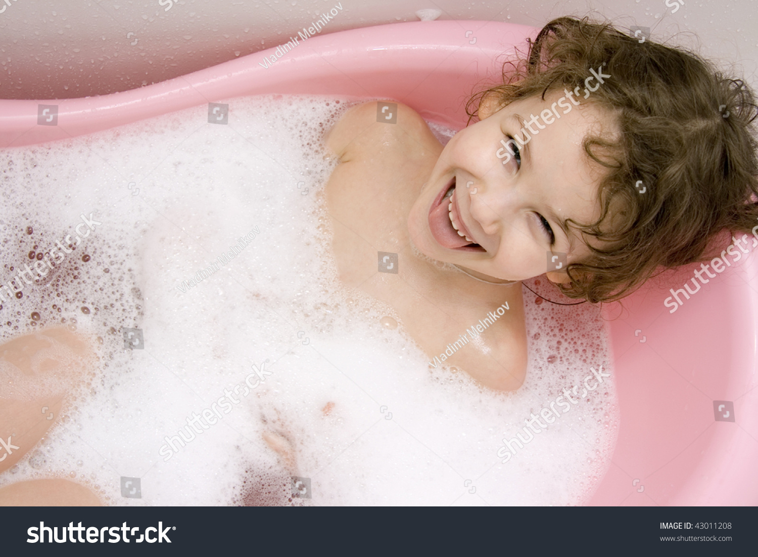 Игривая мамаша красуется волосатой киской в ванной