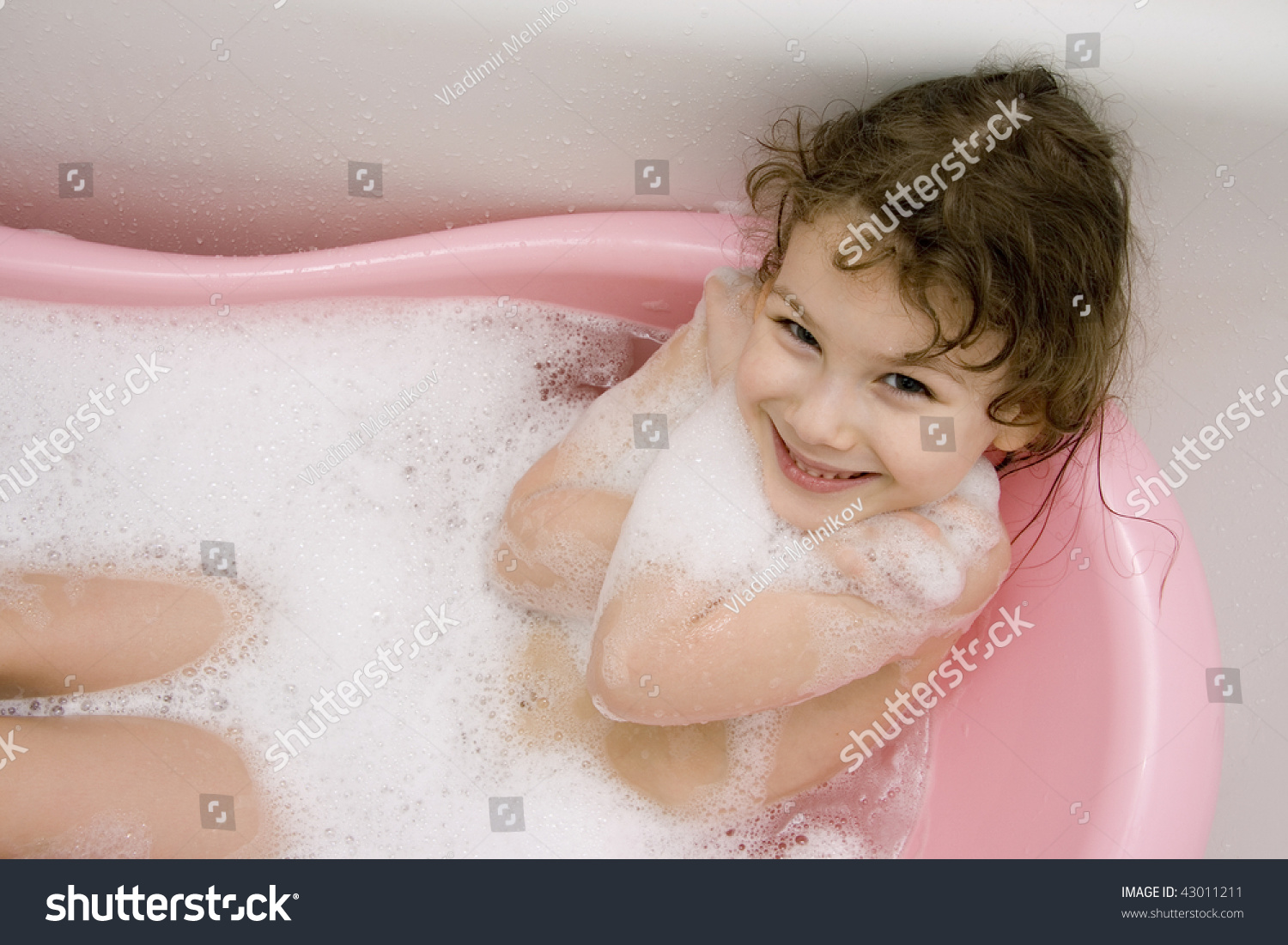 Раздетая догола Марина купается в ванной