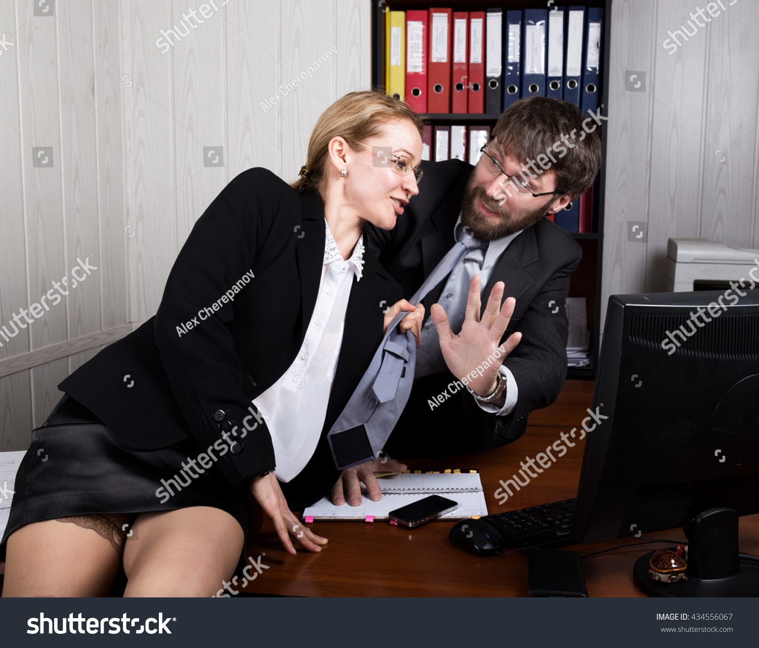Секретарша трахается с любовником в офисе скрытая камера