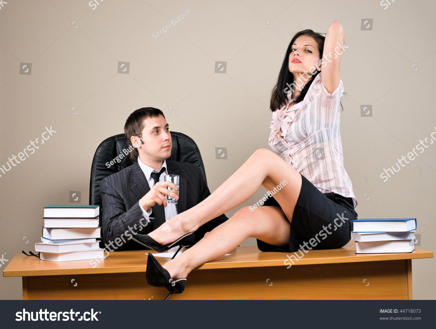 Ветреная секретарша в руках начальницы и ее любовника HD