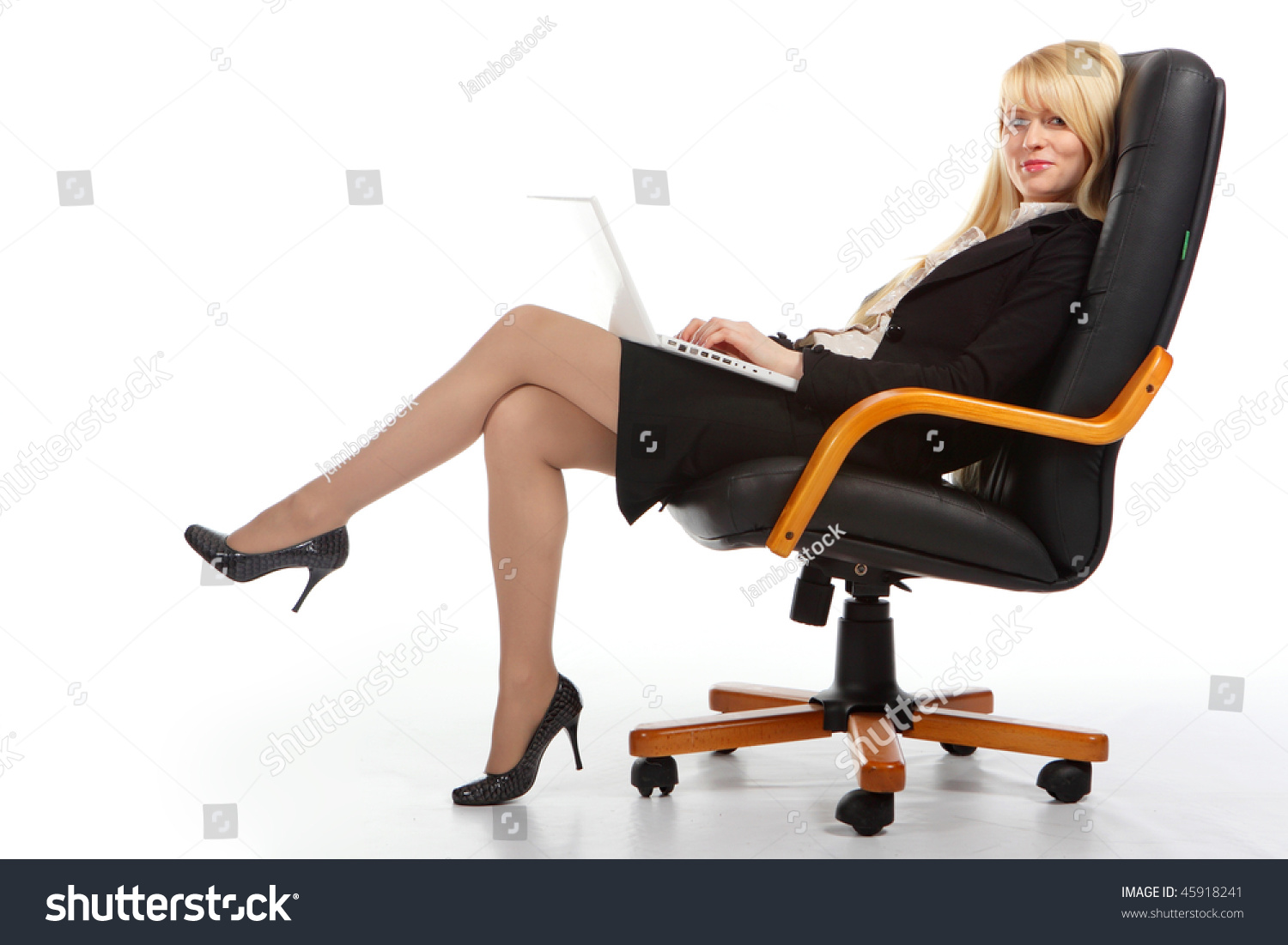 Девушка сидит на стуле в развратной комбинации 