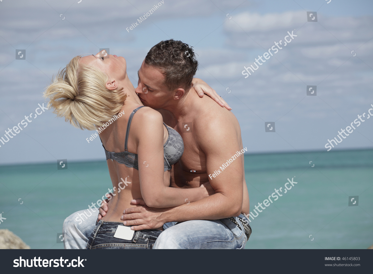 Жаркое солнце и бассейн подтолкнул девушку блондинку с парнем на секс