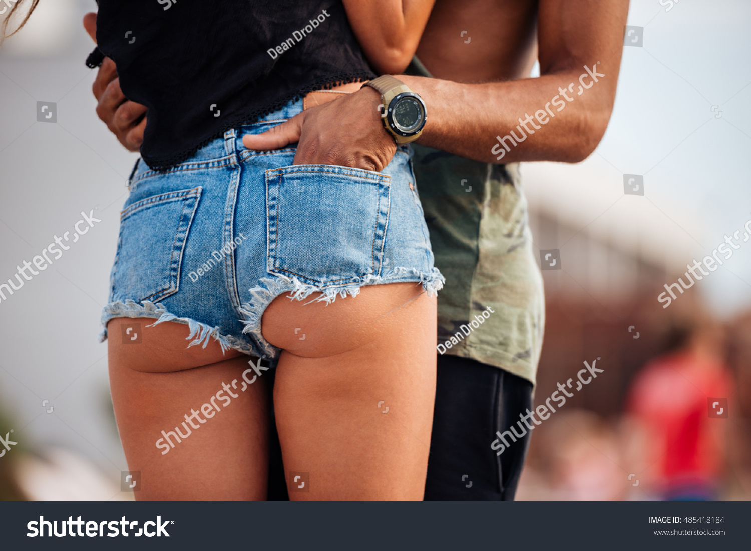 Горячая баба с сочной попкой и в джинсовых шортах занимается мастурбацией перед парнем