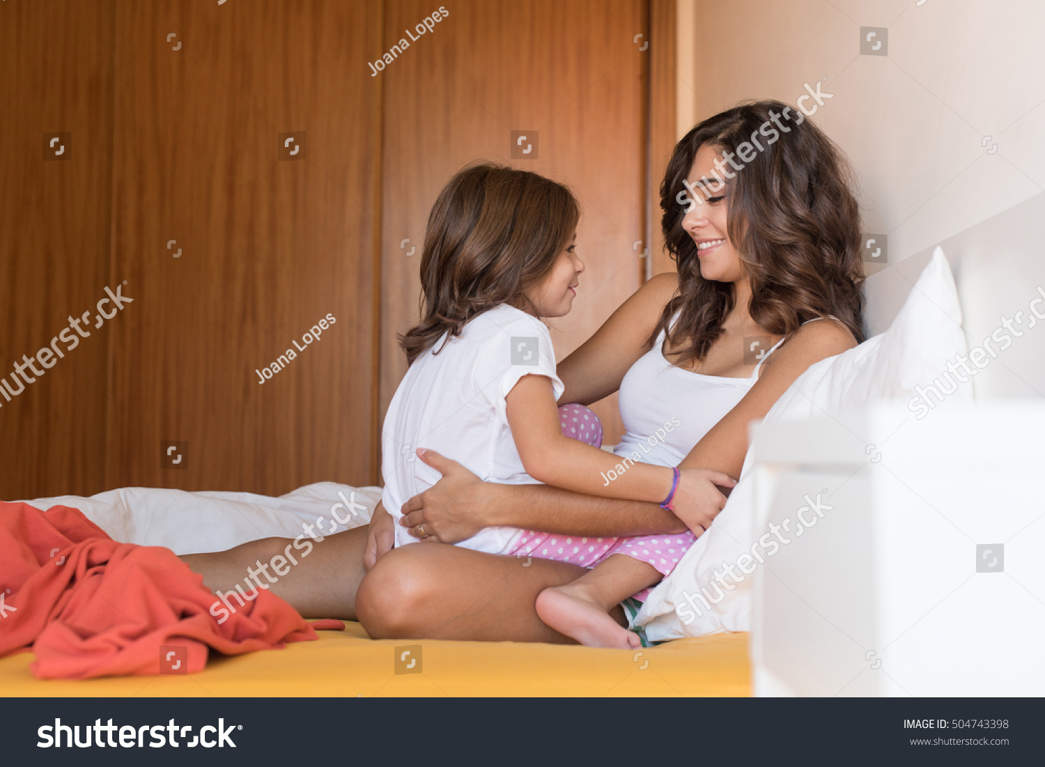 Секс На Кровати Мать Дочь