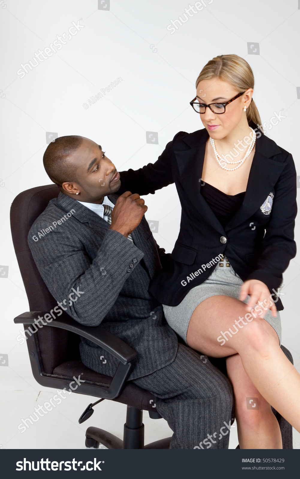 Темнокожая молодая секретарша шалит перед своим боссом