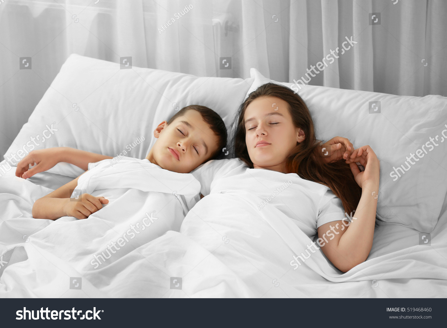 Порно Младший Братишка Со Спящей Сестрой Ночью