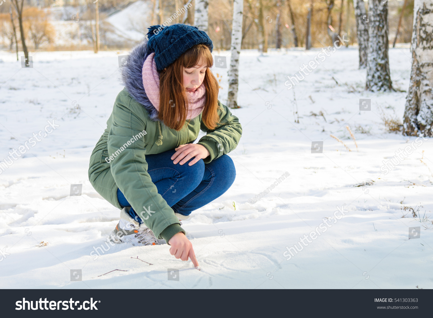 Зимой девчонки писают на снег фото