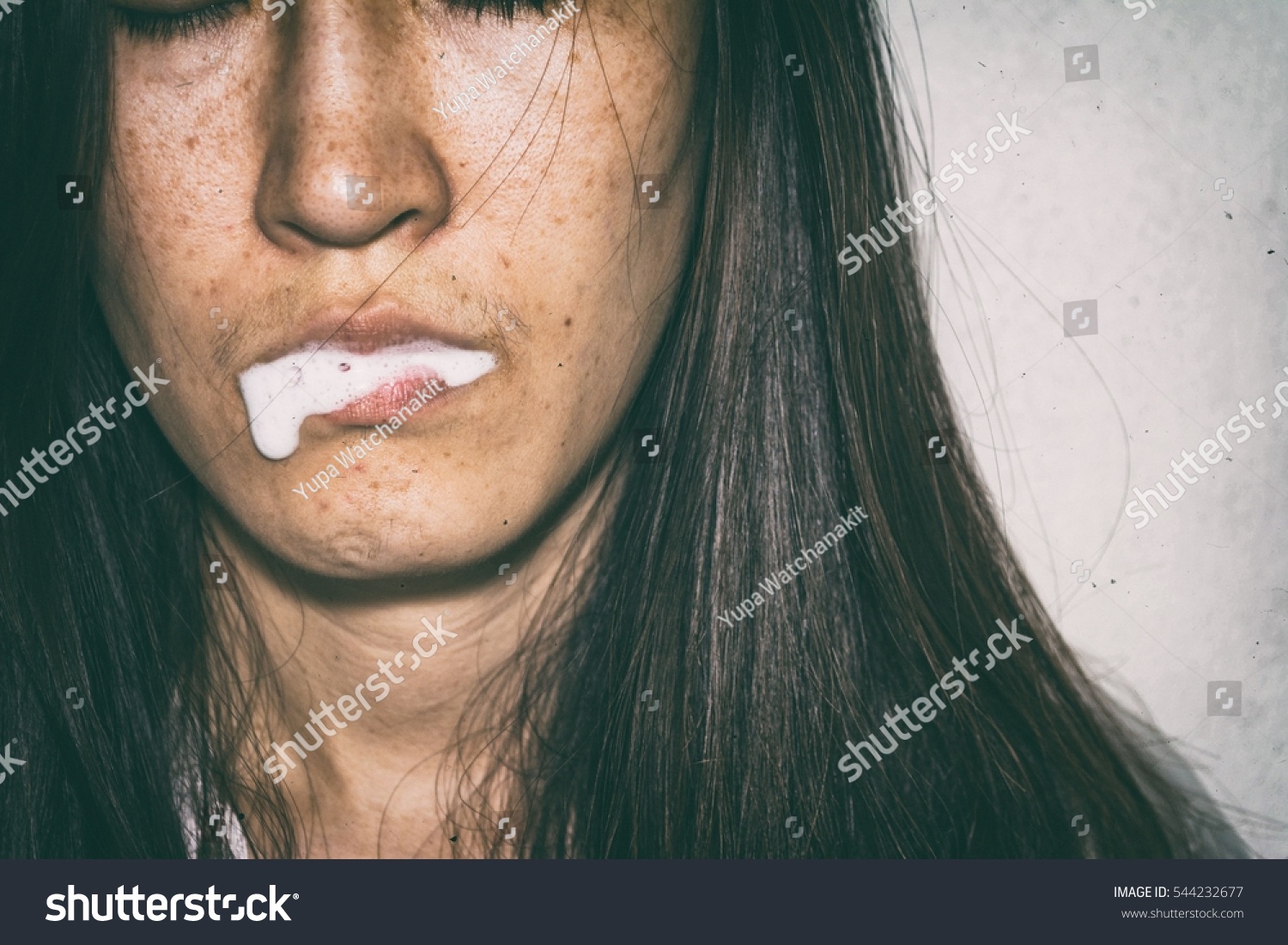 Красивая девушка подставила лицо для спермы фото