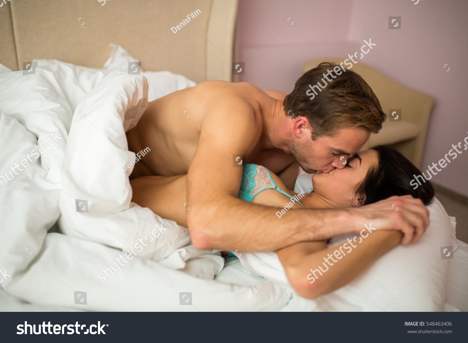 Красивые молодые люди показывают свой домашний секс в спальне